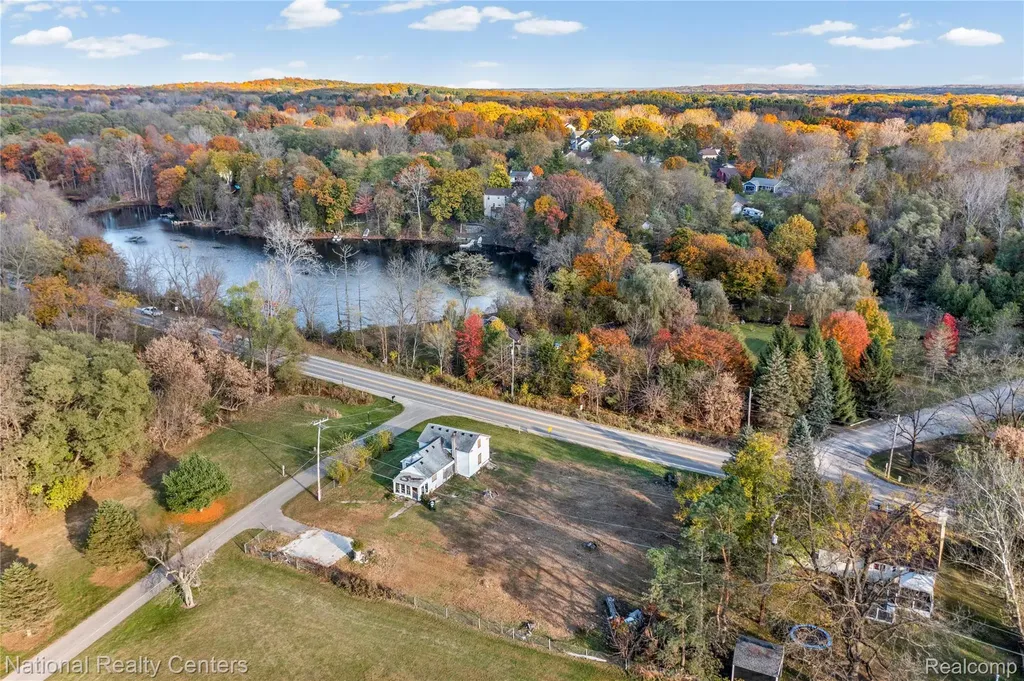 8292 Pettysville Road Hamburg Township MI 48169