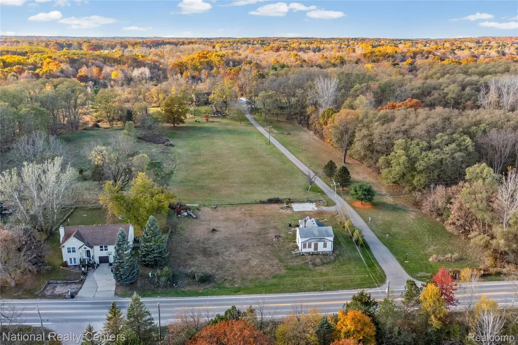 8292 Pettysville Road Hamburg Township MI 48169