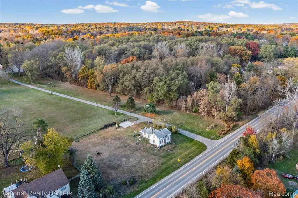 8292 Pettysville Road Hamburg Township MI 48169