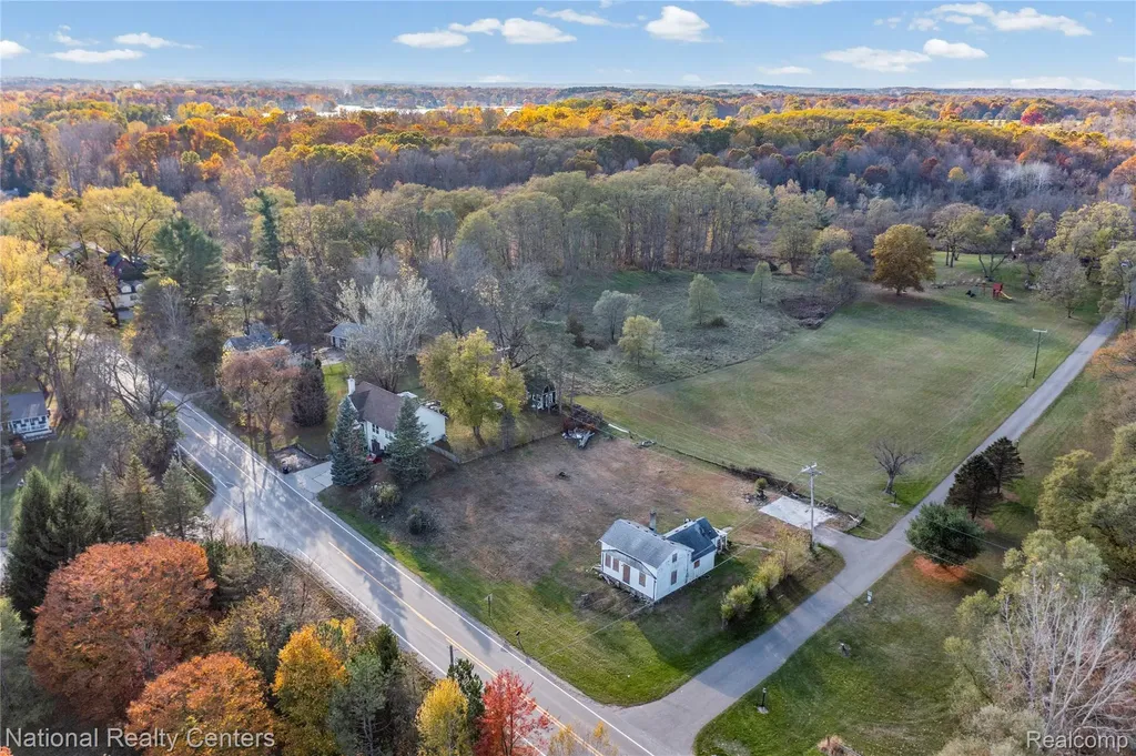 8292 Pettysville Road Hamburg Township MI 48169