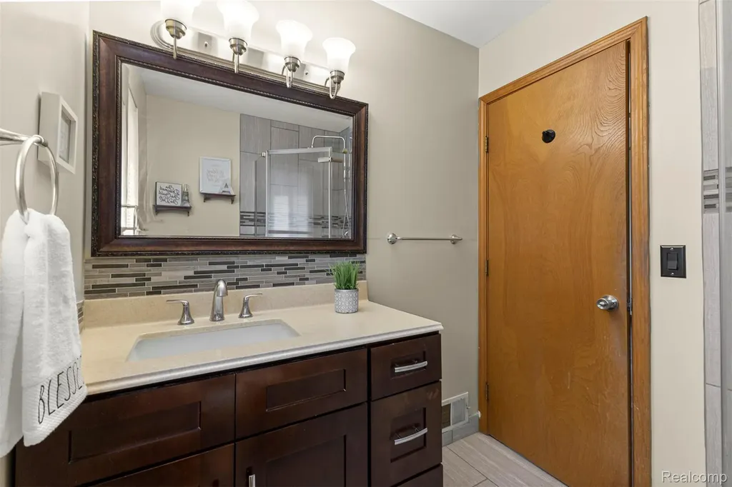 1786 Daisey Lane Westland City MI 48186