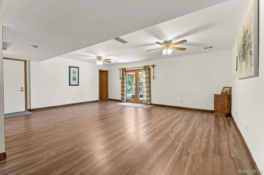 1786 Daisey Lane Westland City MI 48186