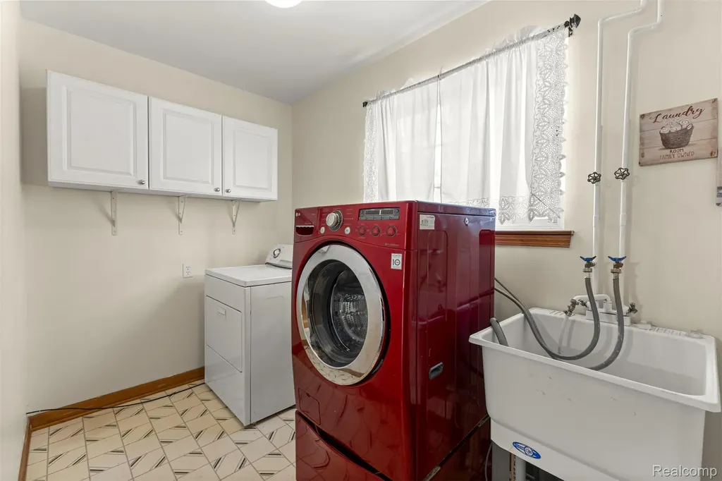 1786 Daisey Lane Westland City MI 48186