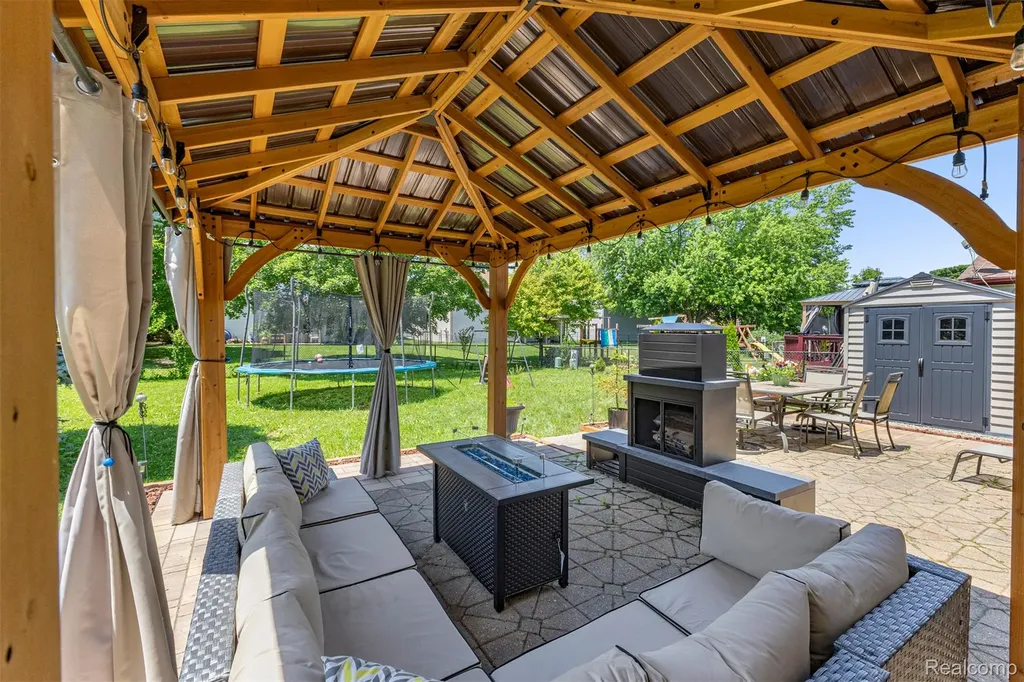 1786 Daisey Lane Westland City MI 48186