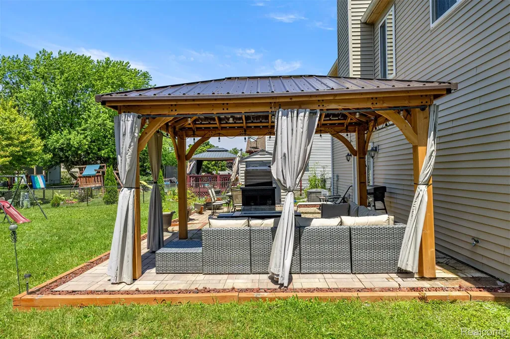 1786 Daisey Lane Westland City MI 48186