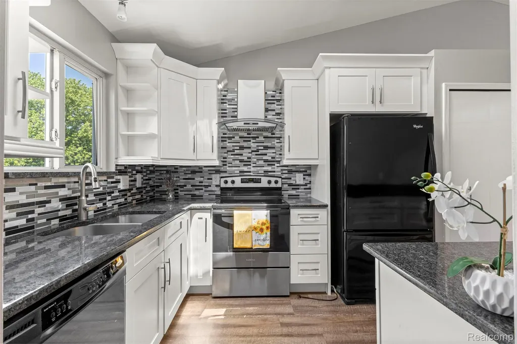 1786 Daisey Lane Westland City MI 48186