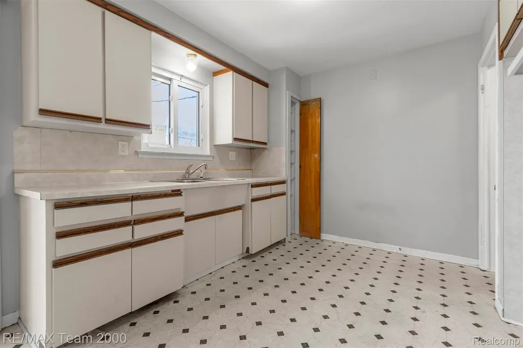 19431 Stephens Eastpointe City MI 48021