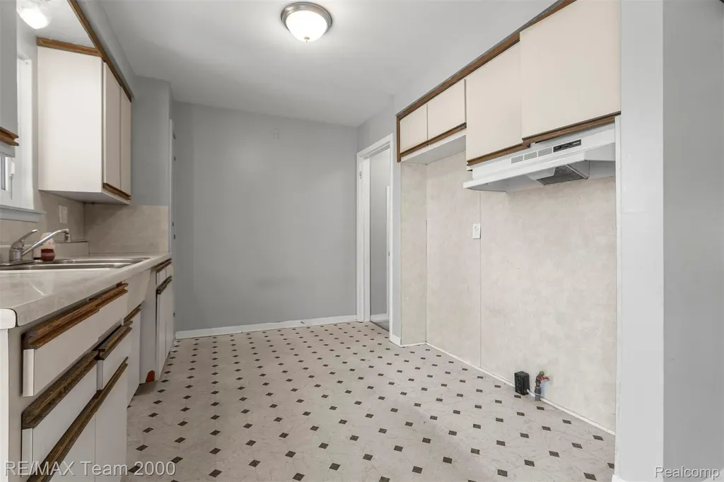 19431 Stephens Eastpointe City MI 48021