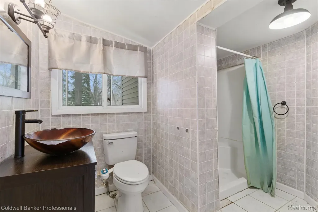 2380 Rolandale West Bloomfield Charter Township MI 48324