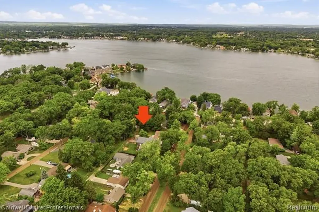 2380 Rolandale West Bloomfield Charter Township MI 48324