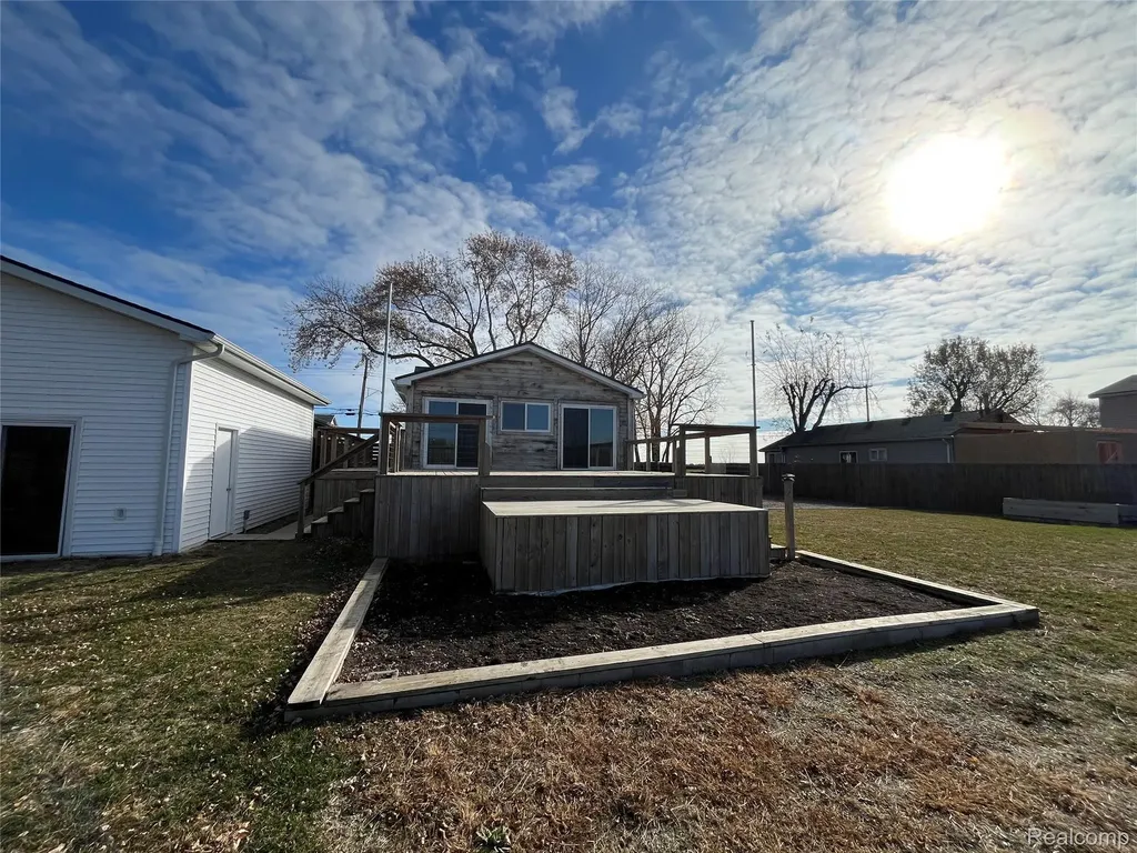 35754 Erie Drive Rockwood City MI 48173