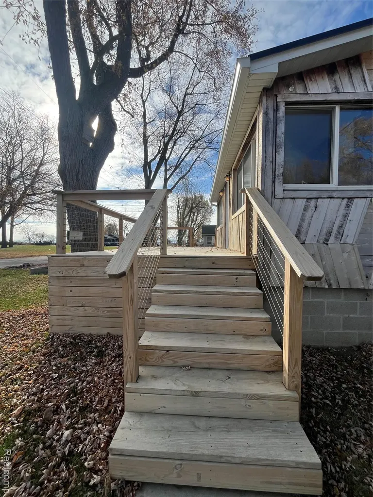 35754 Erie Drive Rockwood City MI 48173