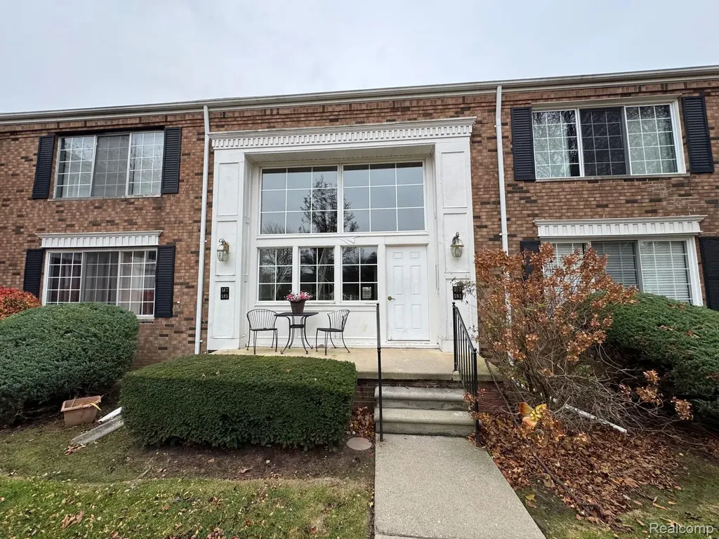 587 E Fox Hills Drive Bloomfield Hills City MI 48304