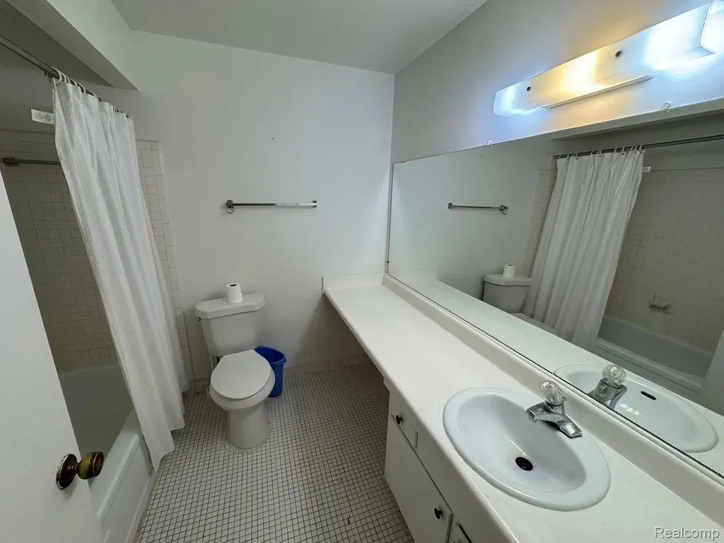 587 E Fox Hills Drive Bloomfield Hills City MI 48304