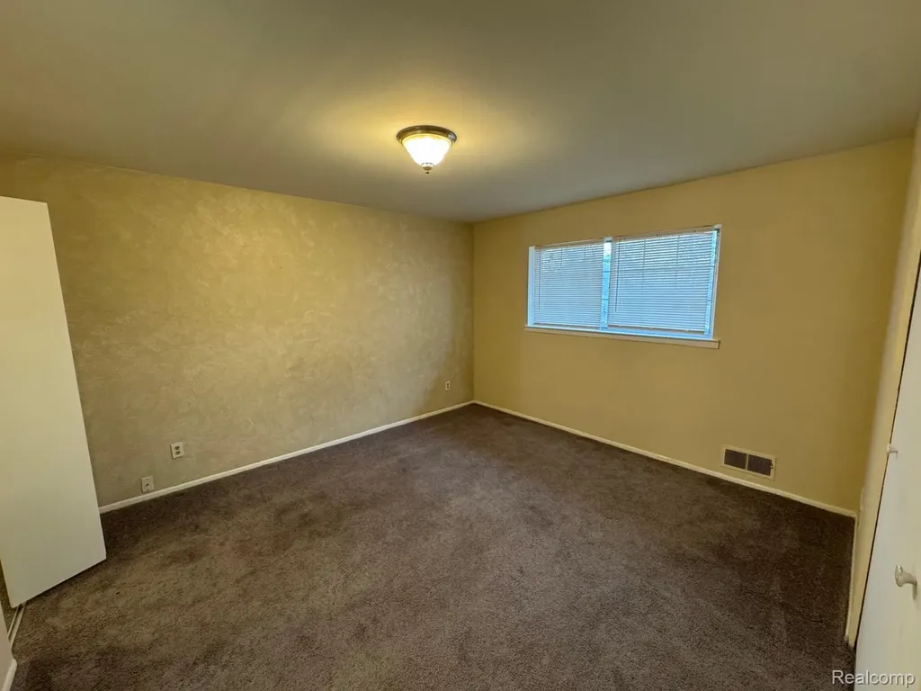 587 E Fox Hills Drive Bloomfield Hills City MI 48304
