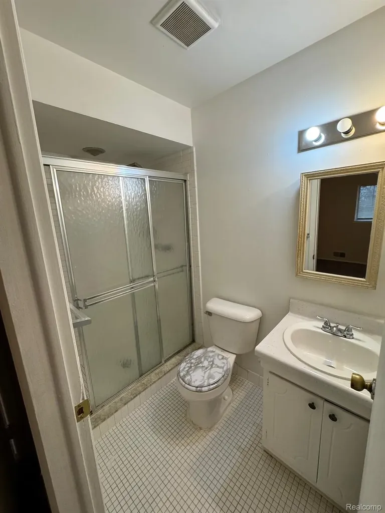 587 E Fox Hills Drive Bloomfield Hills City MI 48304