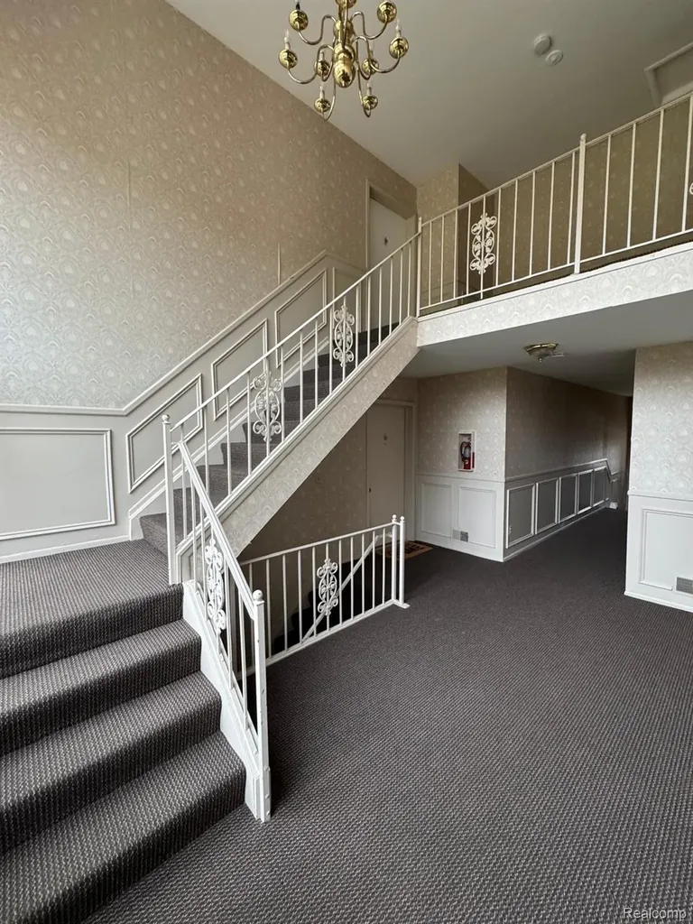 587 E Fox Hills Drive Bloomfield Hills City MI 48304