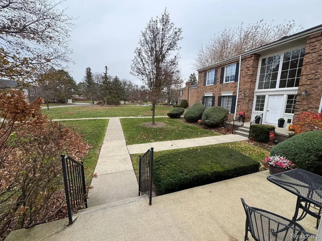 587 E Fox Hills Drive Bloomfield Hills City MI 48304