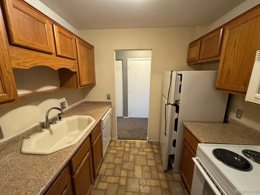 587 E Fox Hills Drive Bloomfield Hills City MI 48304