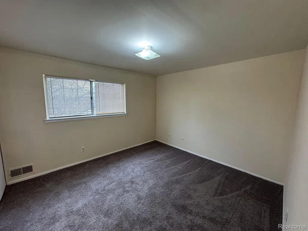 587 E Fox Hills Drive Bloomfield Hills City MI 48304