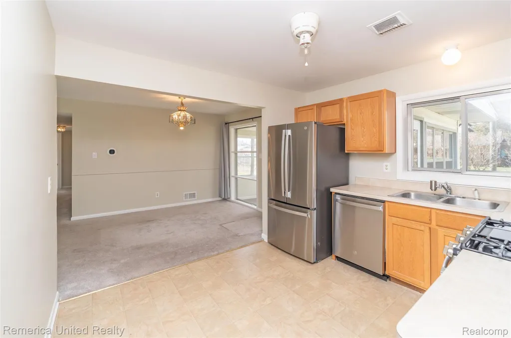 945 N Commerce Road Commerce Charter Township MI 48382