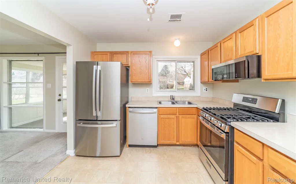 945 N Commerce Road Commerce Charter Township MI 48382