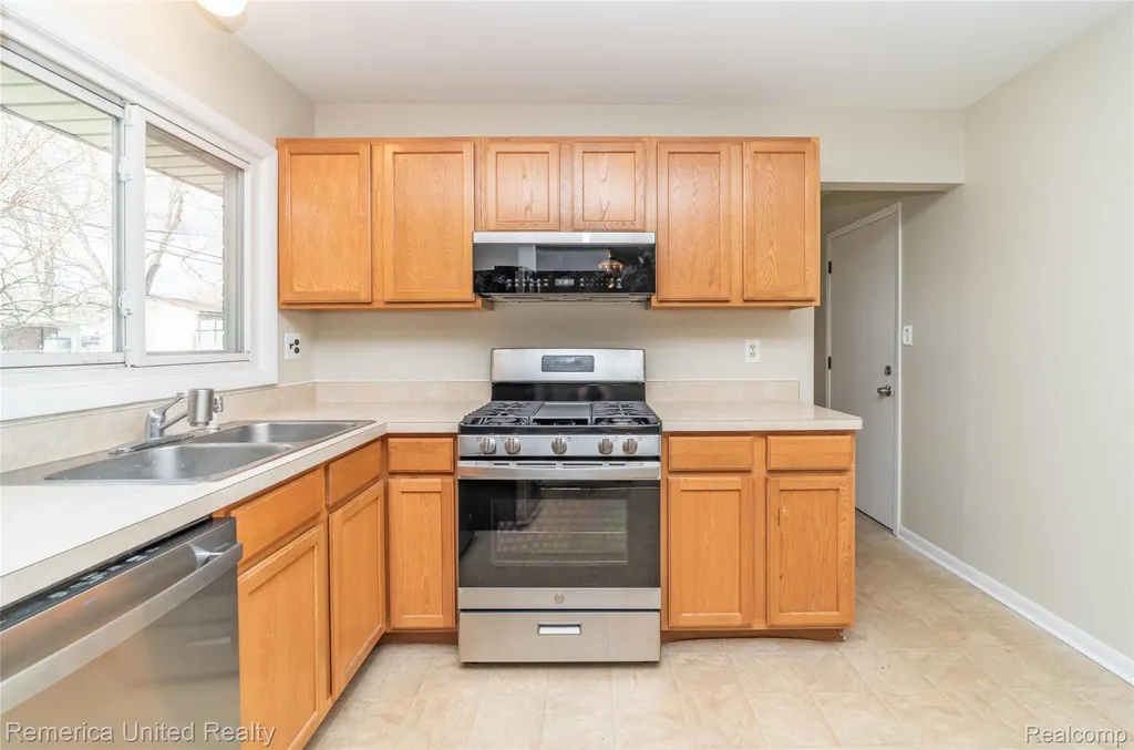 945 N Commerce Road Commerce Charter Township MI 48382