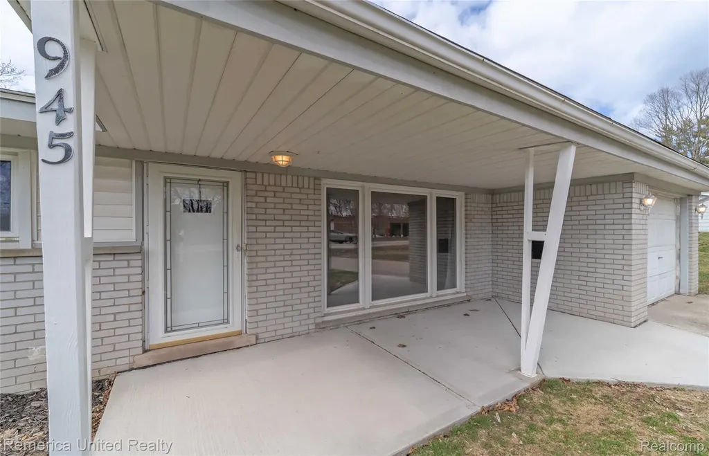 945 N Commerce Road Commerce Charter Township MI 48382