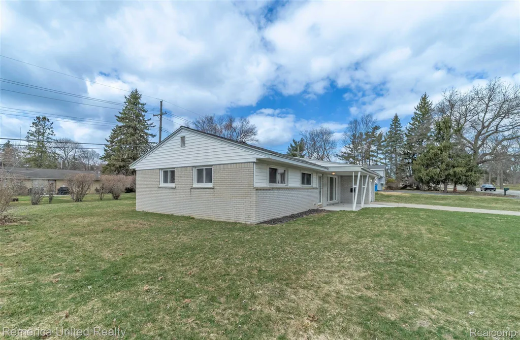 945 N Commerce Road Commerce Charter Township MI 48382
