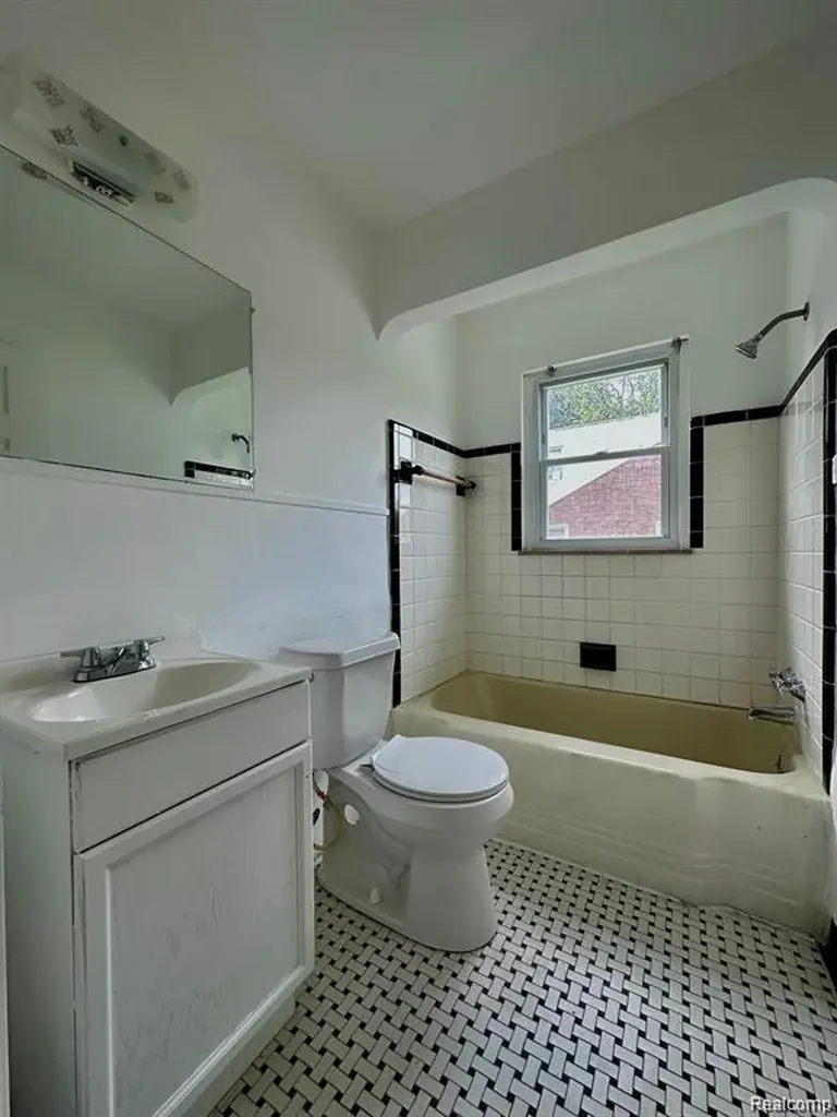 19242 Moross Road Detroit City MI 48224