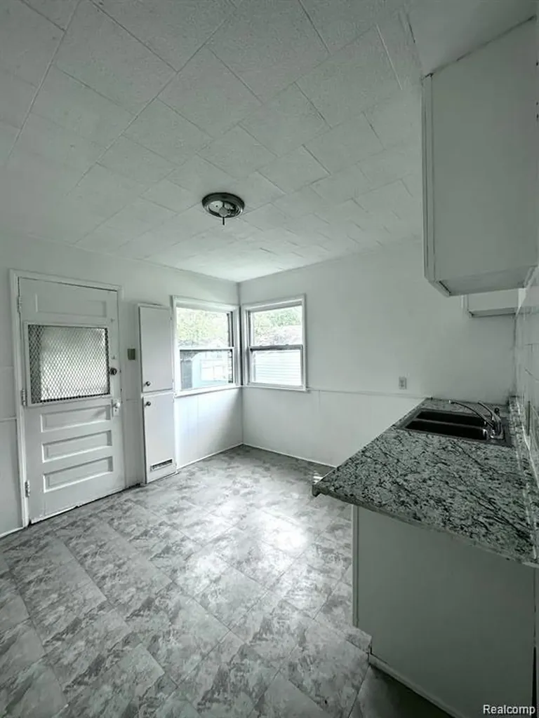 19242 Moross Road Detroit City MI 48224