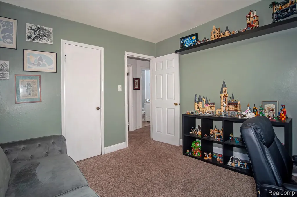 21370 Purdue Avenue Farmington City MI 48336