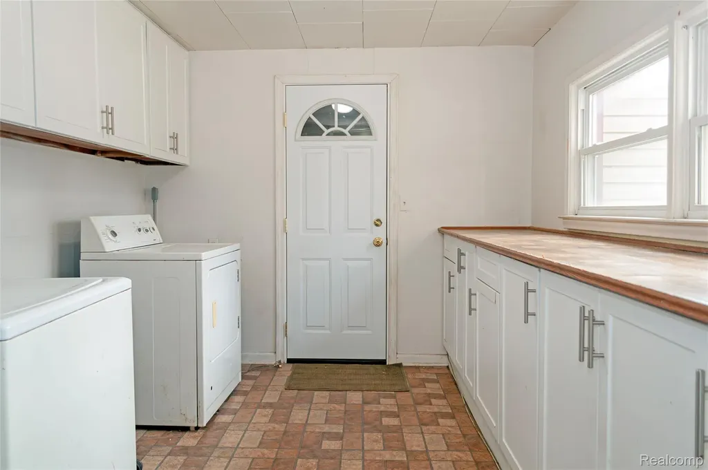 21370 Purdue Avenue Farmington City MI 48336