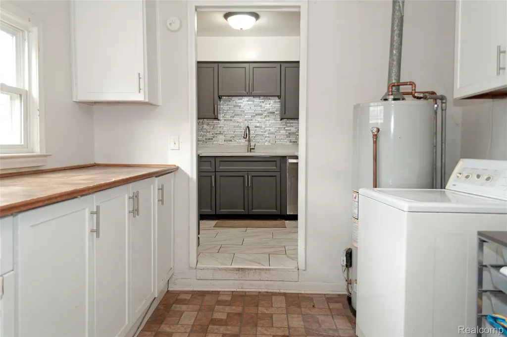 21370 Purdue Avenue Farmington City MI 48336