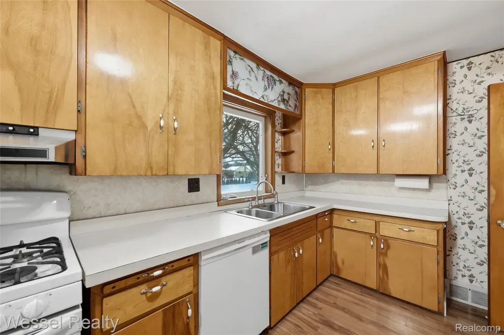28771 Bunert Road Warren City MI 48088