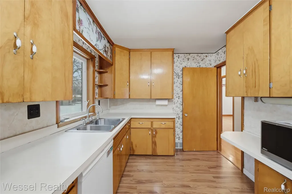 28771 Bunert Road Warren City MI 48088