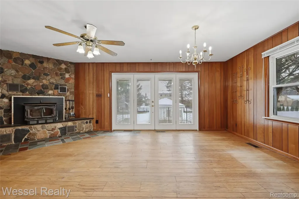 28771 Bunert Road Warren City MI 48088