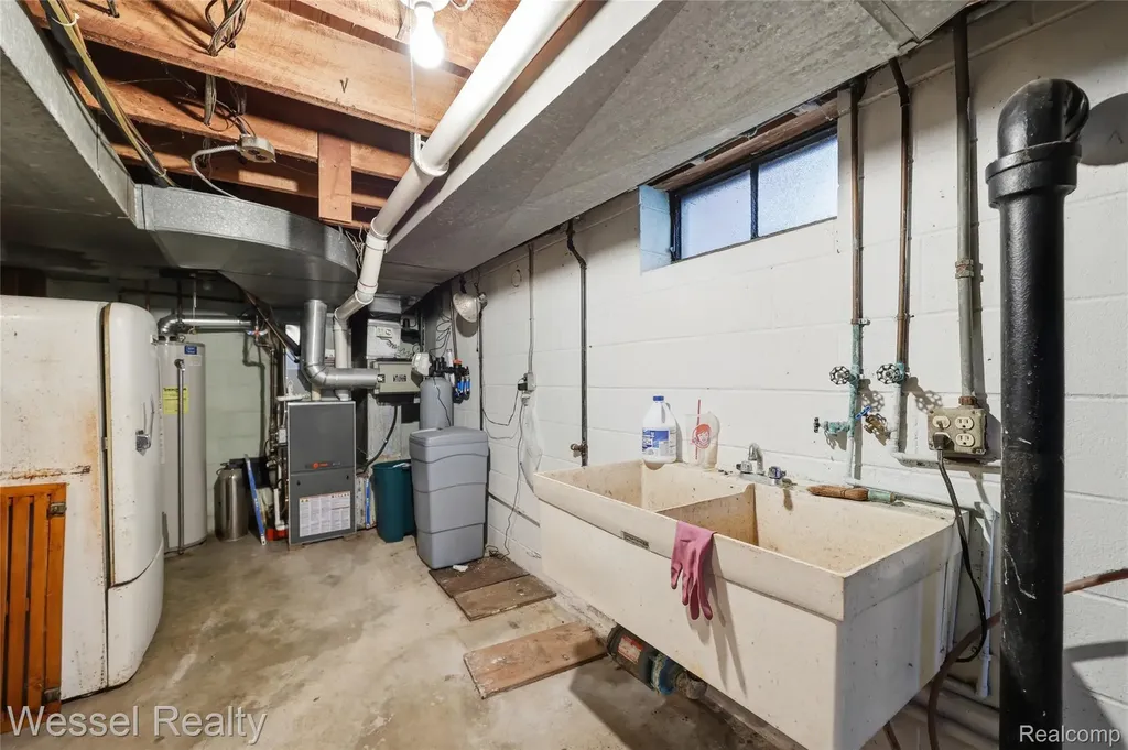 28771 Bunert Road Warren City MI 48088