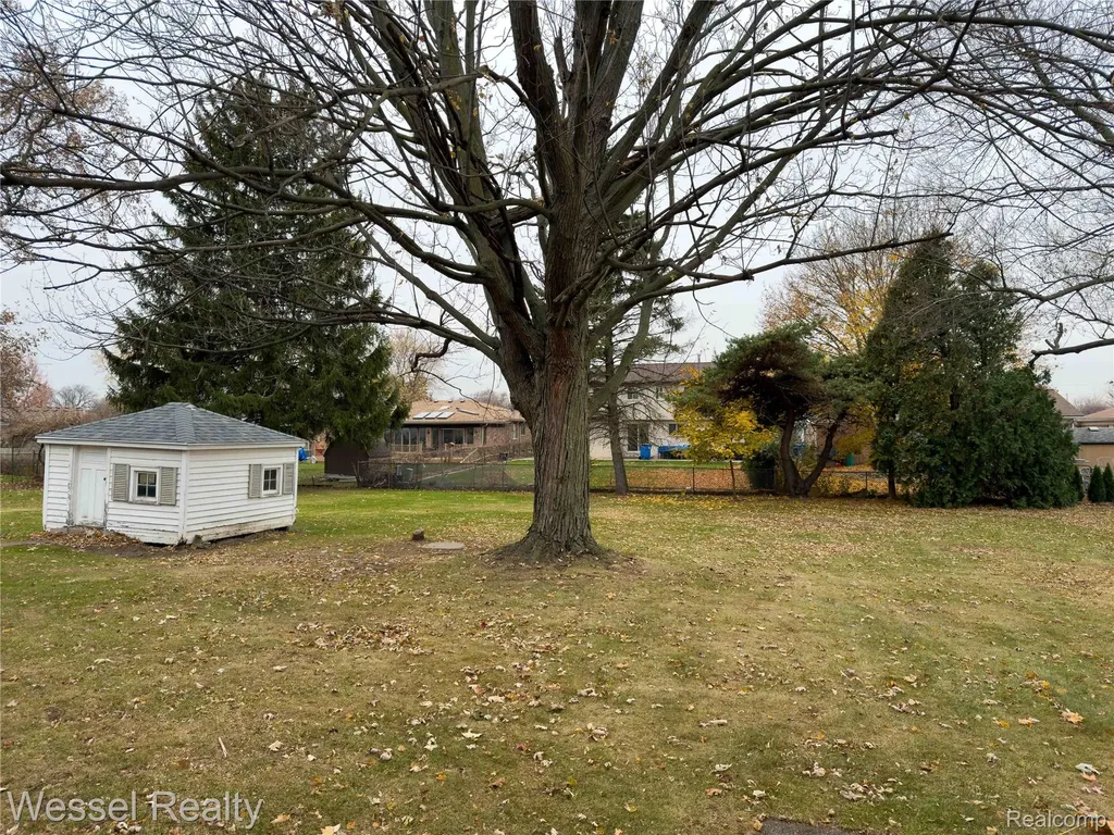 28771 Bunert Road Warren City MI 48088