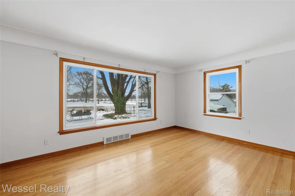 28771 Bunert Road Warren City MI 48088