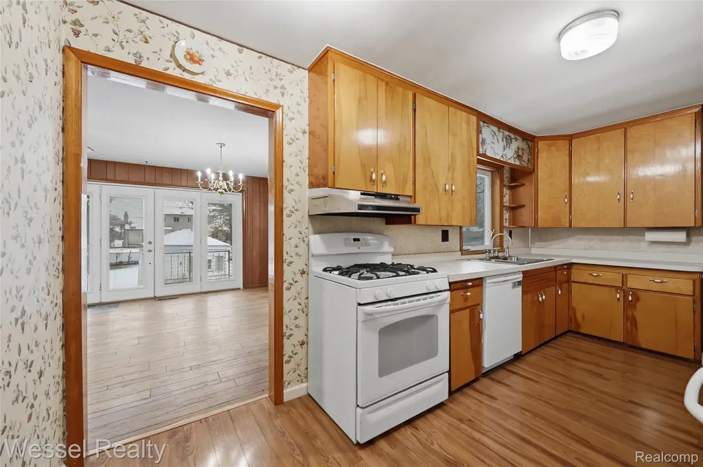 28771 Bunert Road Warren City MI 48088