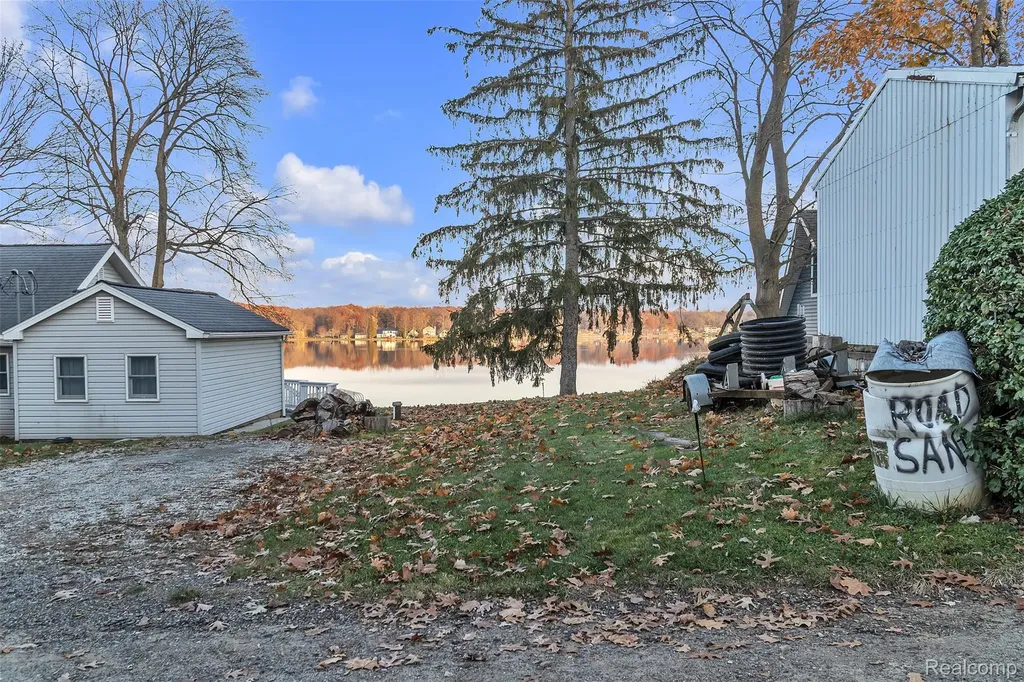 8165 Leonard Drive Holly Township MI 48442