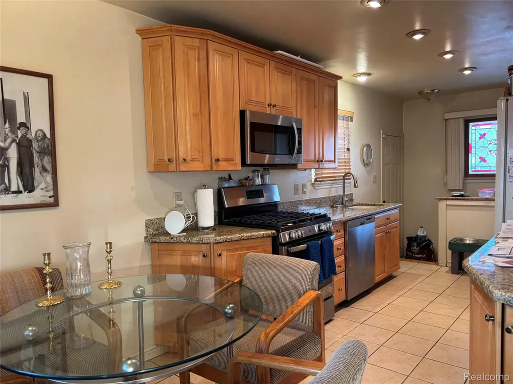 26411 W Warren Street Dearborn Heights City MI 48127