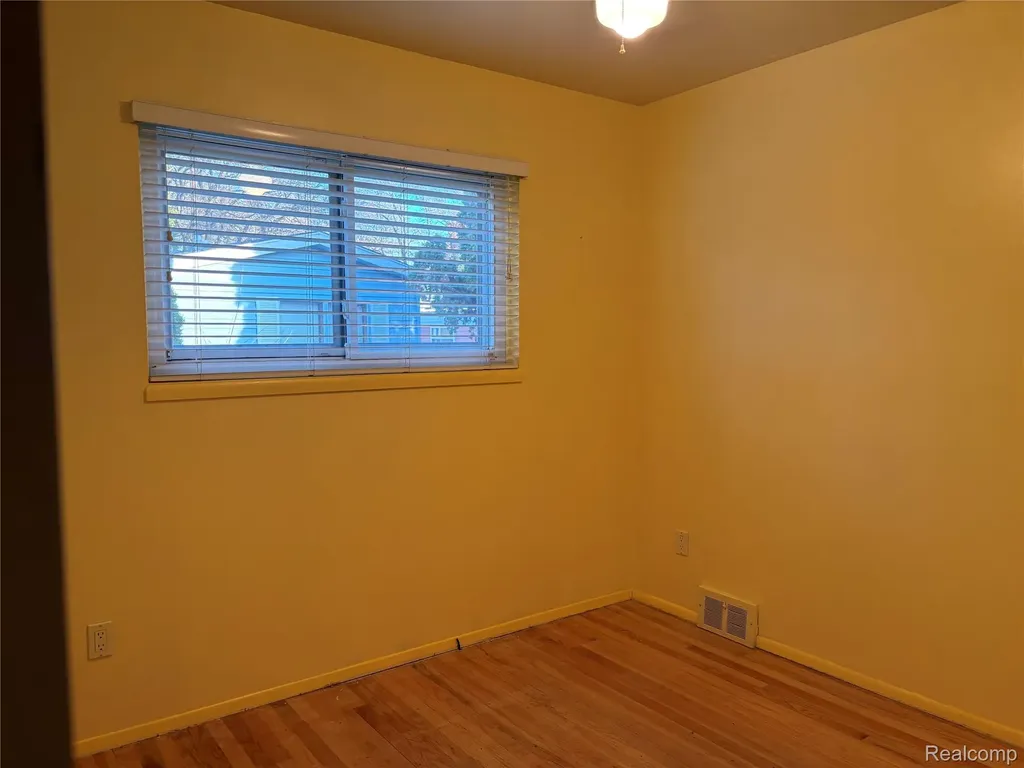 26411 W Warren Street Dearborn Heights City MI 48127