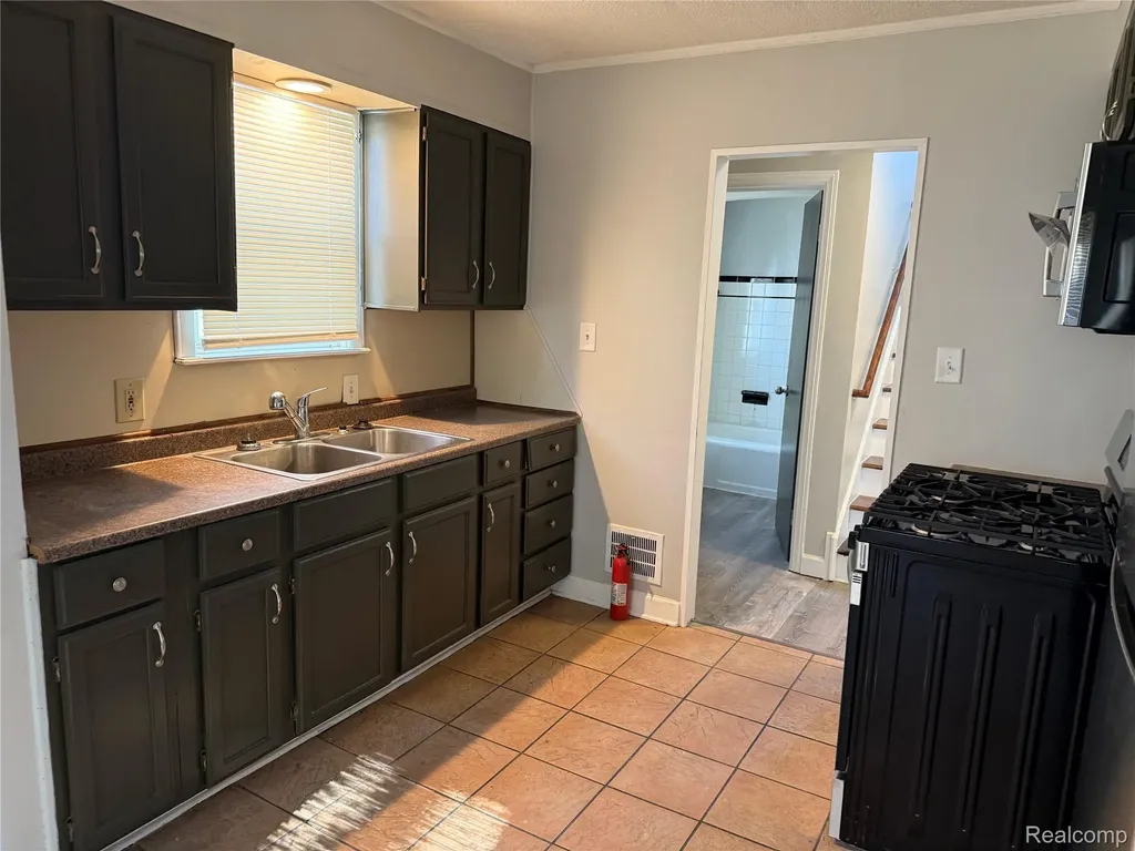 876 Garfield Avenue Lincoln Park City MI 48146