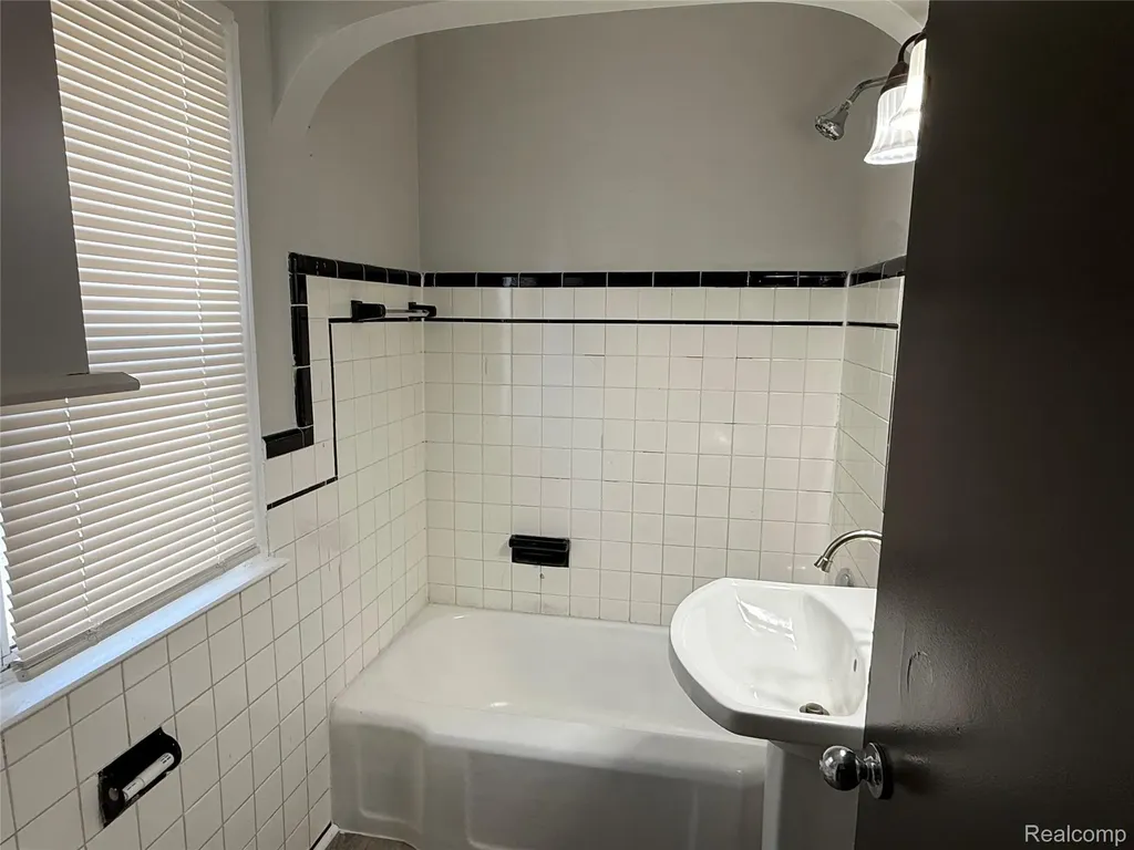 876 Garfield Avenue Lincoln Park City MI 48146