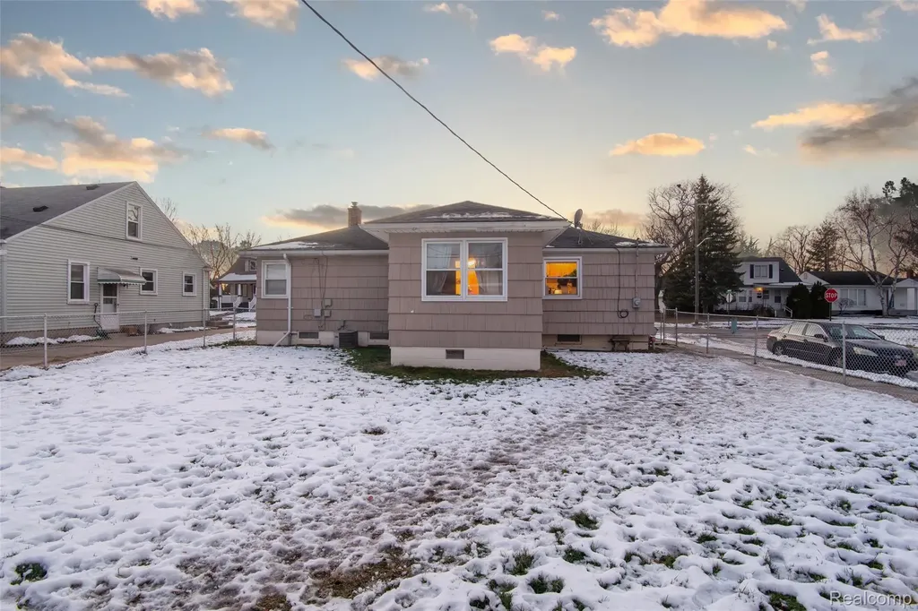 21858 Pleasant Avenue Eastpointe City MI 48021