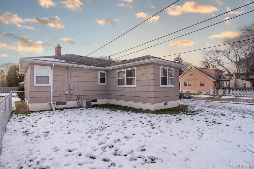 21858 Pleasant Avenue Eastpointe City MI 48021