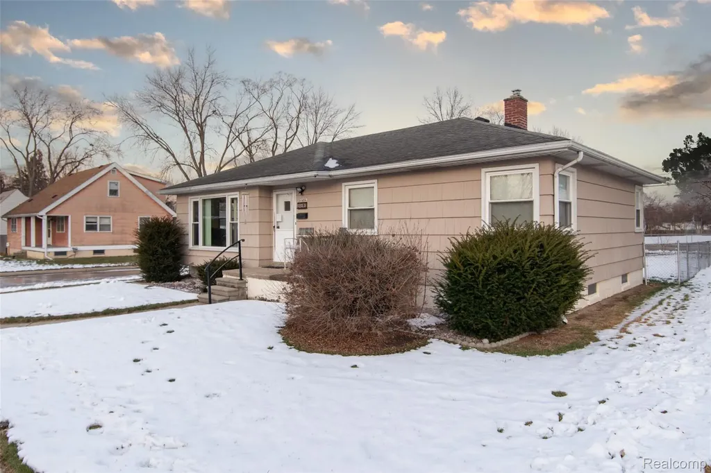 21858 Pleasant Avenue Eastpointe City MI 48021