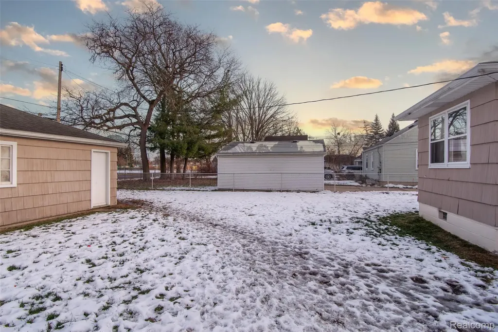 21858 Pleasant Avenue Eastpointe City MI 48021
